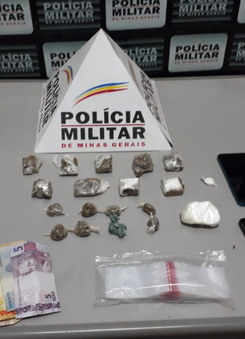 Após denúncias, PM apreende drogas e recupera celular furtado no bairro Jardim Serra Dourada