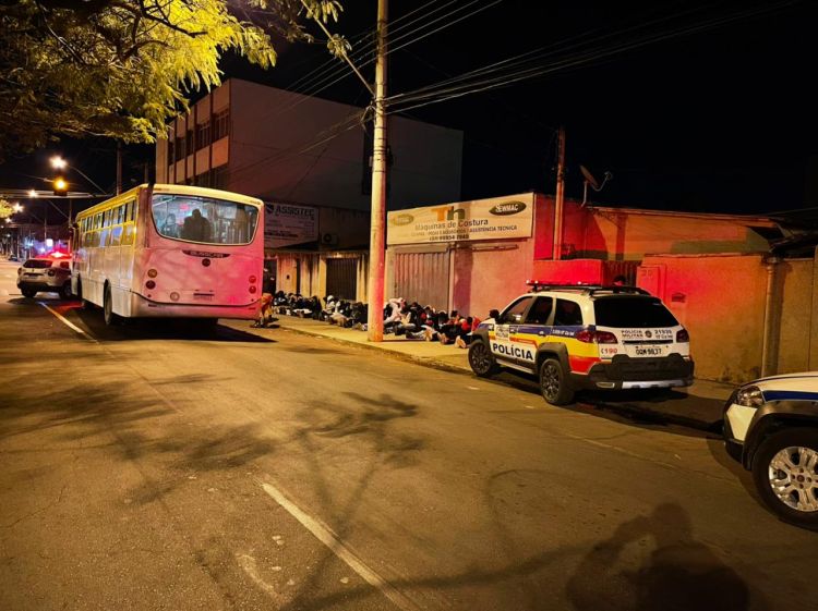 Polícia Militar apreende adolescentes que pretendiam comercializar drogas em uma festa "rave" na zona rural de Igaratinga