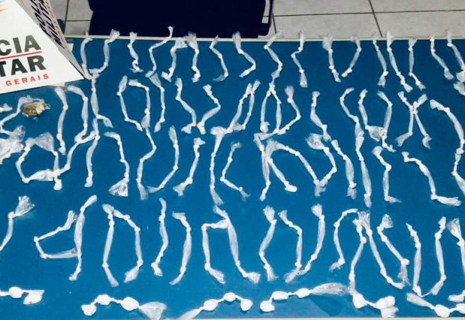 Polícia Militar apreendeu 330 pedras de crack, 25 papelotes de cocaína, uma bucha de maconha e R$10 em dinheiro em São Gonçalo do Pará