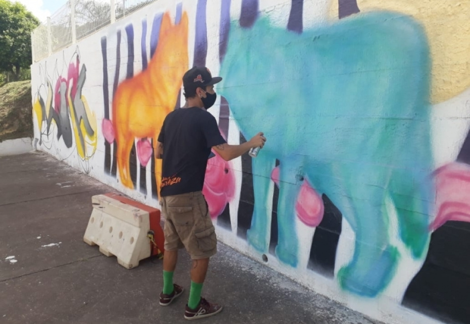 Grafiteiros selecionados pelo Edital de Premiação da lei Aldir Blanc já começaram a trabalhar sua arte no muro da rodoviária