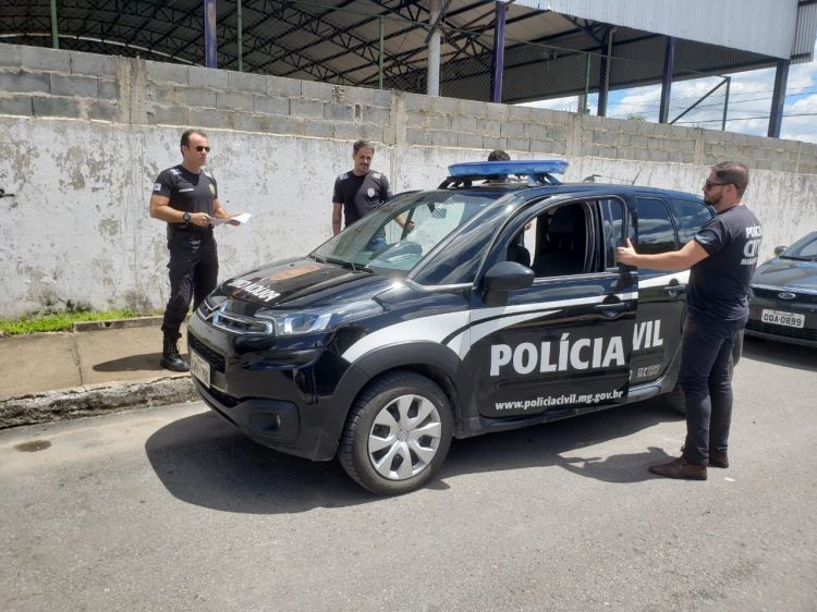 Polícia Civil cumpriu ordem judicial na casa de proprietários de uma construtora de Formiga suspeitos de crime de estelionato