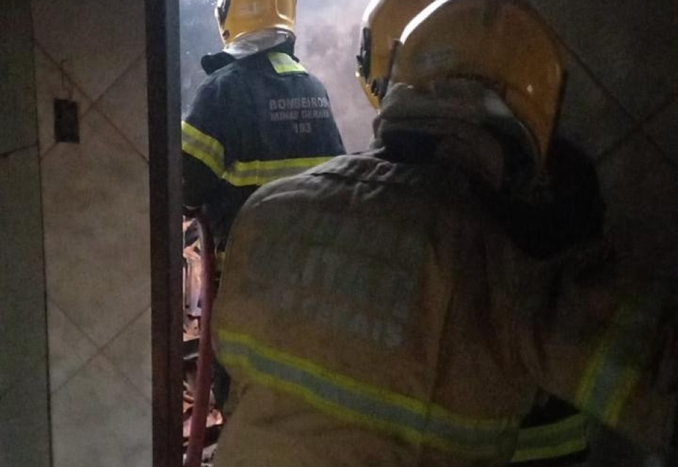 Homem morre carbonizado em incêndio residencial.