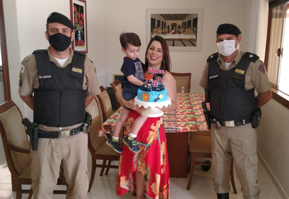 Policiais Militares participam de aniversário de criança de 3 anos fã do trabalho desenvolvido pela corporação