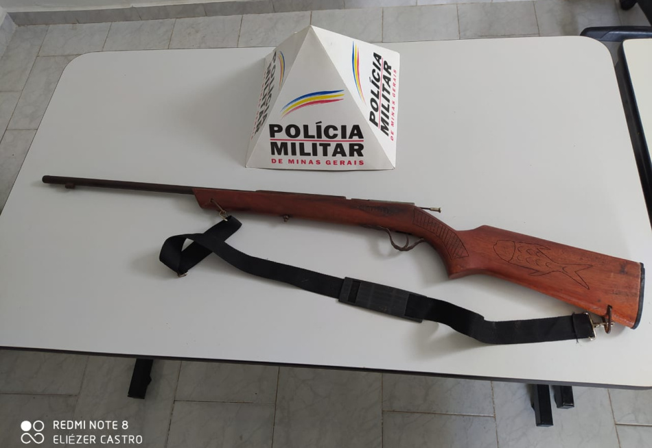Polícia Militar apreende espingarda e materiais para carregamento de armas em Igaratinga