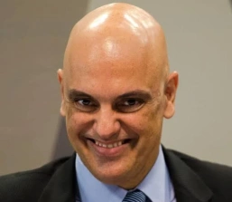 Moraes manda Exército entregar armas registradas em nome de Bolsonaro
