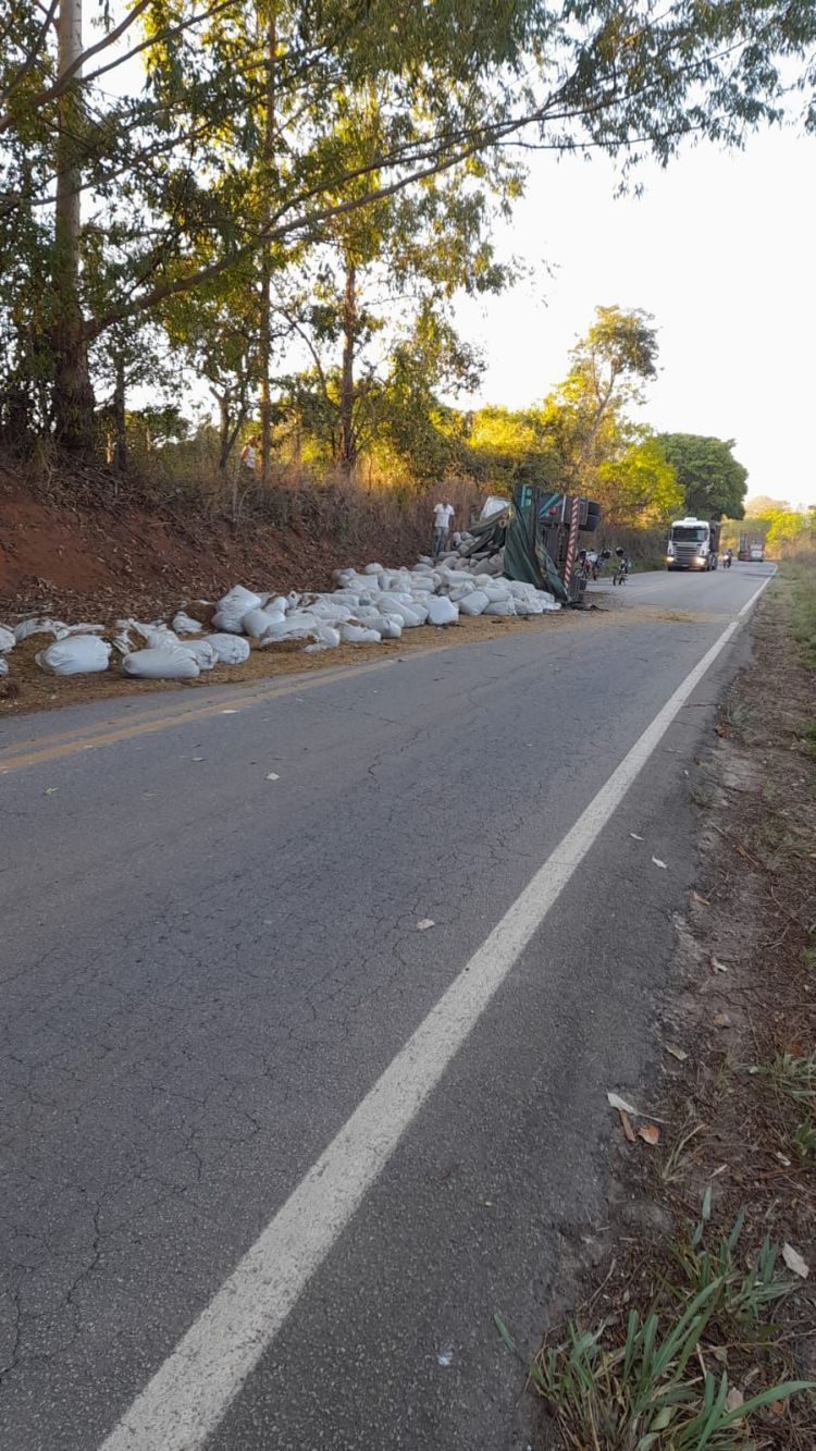 COLISÃO ENTRE CAMINHÃO E CAMINHONETE MATA JOVEM NA MG 060 PRÓXIMO A PEQUI.