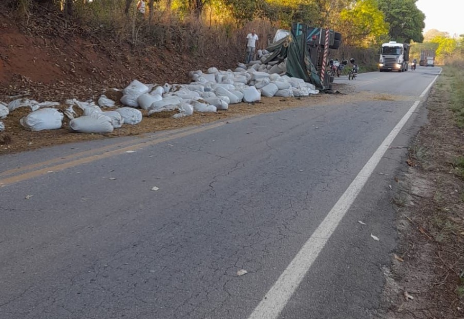 COLISÃO ENTRE CAMINHÃO E CAMINHONETE MATA JOVEM NA MG 060 PRÓXIMO A PEQUI.