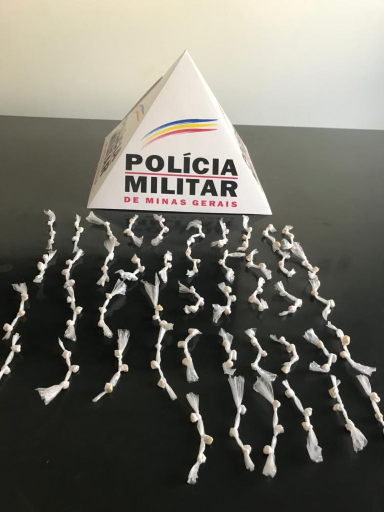 Polícia Militar apreende 135 pedras de crack com um rapaz em Papagaios