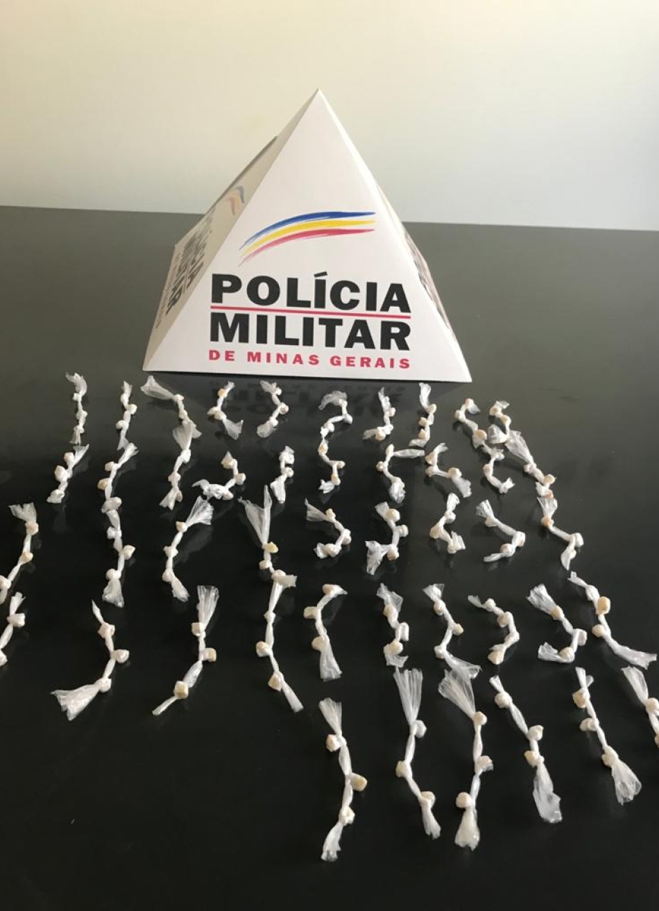 Polícia Militar apreende 135 pedras de crack com um rapaz em Papagaios