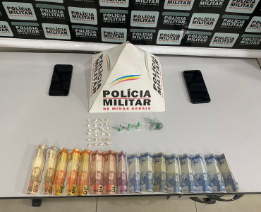 NOVA SERRANA/MG – HOMEM SUSPEITO É PRESO PELA POLÍCIA MILITAR POR TRÁFICO DE DROGAS; ENTORPECENTES, CELULARES E DINHEIRO SÃO APREENDIDOS