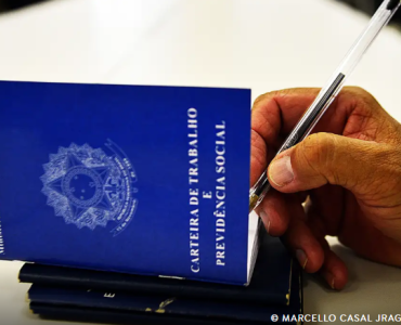 Desemprego recua para 5,6% e atinge o menor índice desde 2012, segundo o IBGE