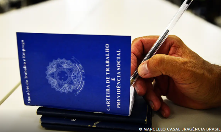 Desemprego recua para 5,6% e atinge o menor índice desde 2012, segundo o IBGE