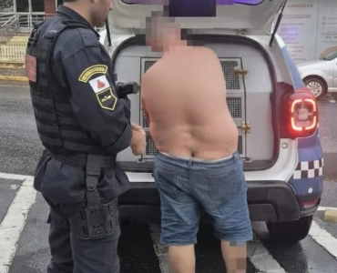 Homem é esfaqueado ao tentar intervir em briga de casal no bairro Industrial II; GCM localiza e prende suspeito