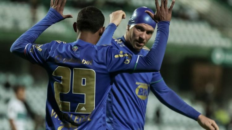 Cruzeiro vence o Coritiba fora de casa e sobe para o 11º lugar na tabela de classificação da Série B