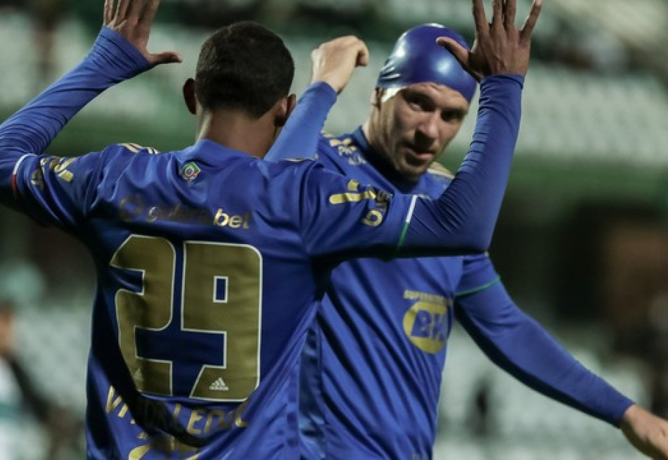 Cruzeiro vence o Coritiba fora de casa e sobe para o 11º lugar na tabela de classificação da Série B