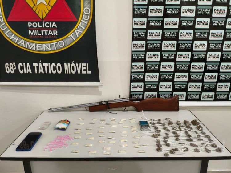 NOVA SERRANA/MG – POLÍCIA MILITAR CONFISCA ENTORPECENTES E ARMA DE FOGO EM OPERAÇÃO