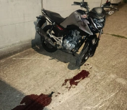Motociclista perde controle da direção e colide contra muro na Avenida Professor Melo Cançado