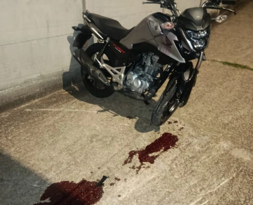 Motociclista perde controle da direção e colide contra muro na Avenida Professor Melo Cançado