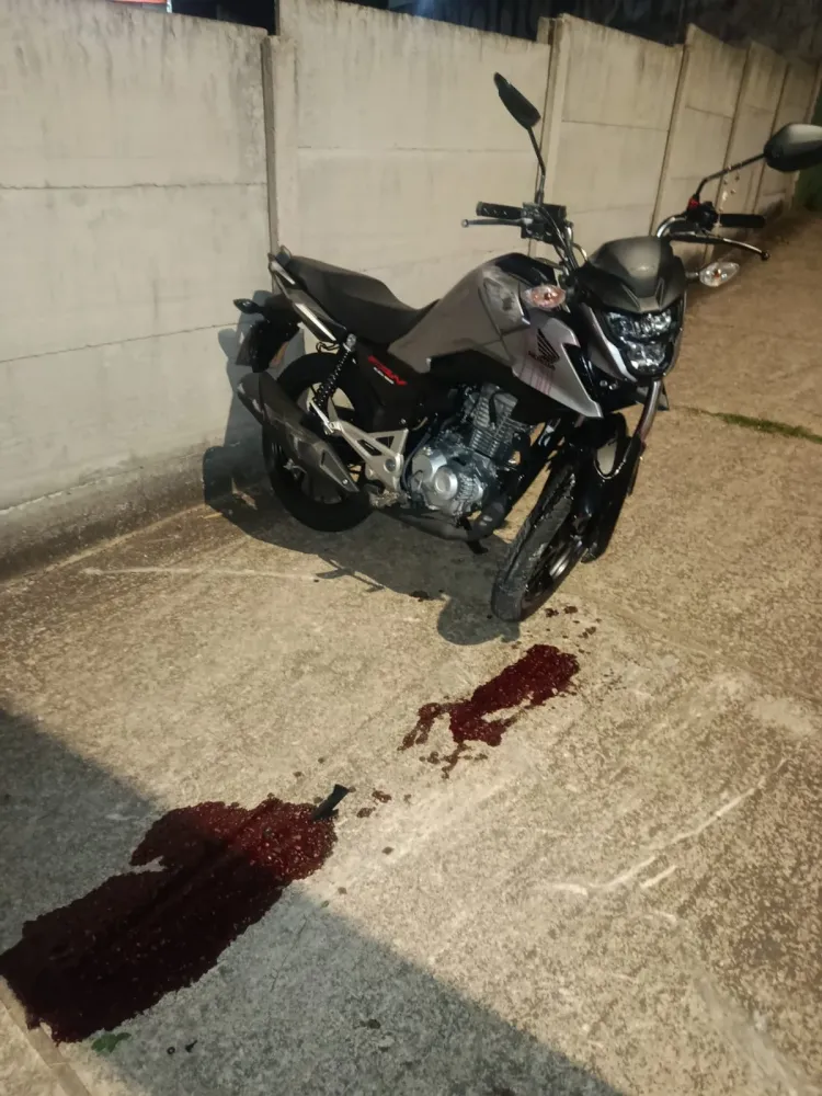 Motociclista perde controle da direção e colide contra muro na Avenida Professor Melo Cançado