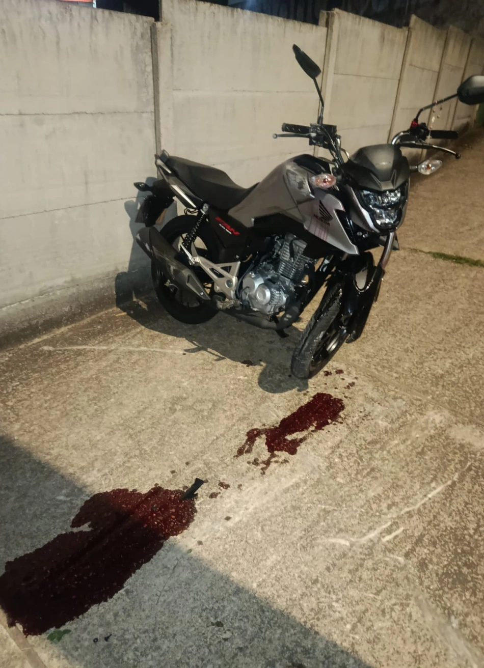 Motociclista perde controle da direção e colide contra muro na Avenida Professor Melo Cançado