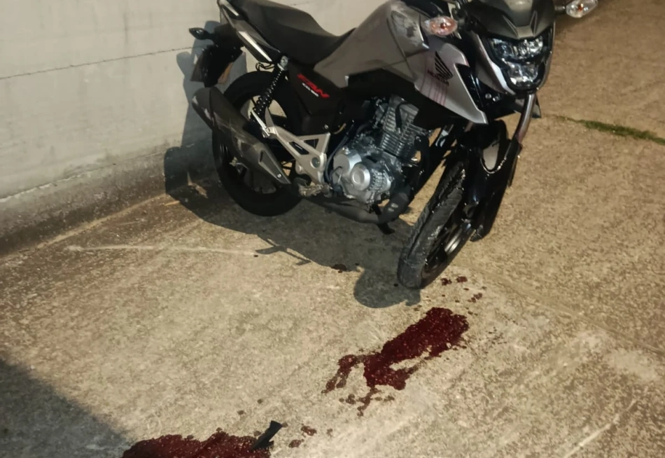 Motociclista perde controle da direção e colide contra muro na Avenida Professor Melo Cançado