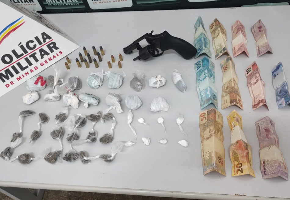 PM APREENDE DOIS MENORES DE IDADE COM REVÓLVER, MUNIÇÕES E DROGAS NO BAIRRO RECANTO DA LAGOA EM PARÁ DE MINAS