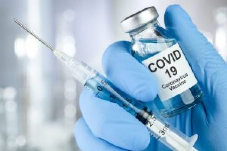 Trabalhadores industriais de 28 e 29 anos recebem nesta terça-feira a primeira dose da vacina contra a Covid-19