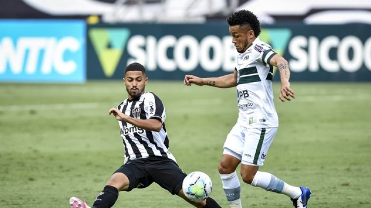 Atlético vence o Coritiba e mantém o sonho do título do Brasileiro