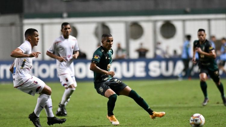 América vence o Paraná, mantém a vice-liderança da Série B e diminui diferença para a líder Chapecoense