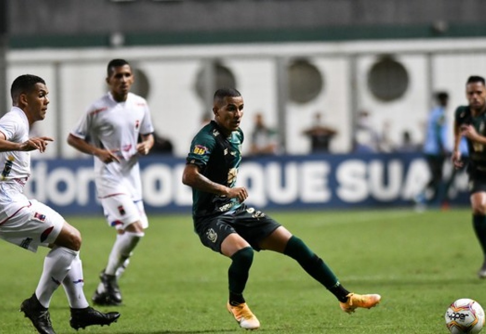 América vence o Paraná, mantém a vice-liderança da Série B e diminui diferença para a líder Chapecoense