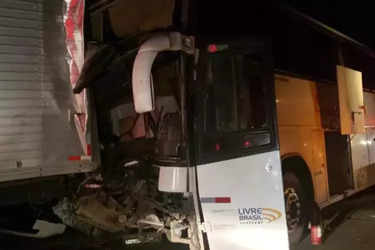 Engavetamento entre dois caminhões e um ônibus de passageiros na BR-381, próximo de Belo Vale, deixou nove pessoas feridas