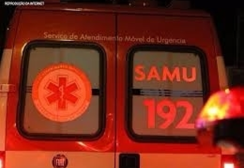 Homem morre ao perder o controle de motocicleta e bater em poste.