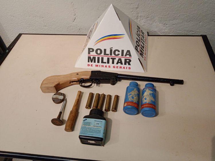 Homem é preso em Divinópolis acusado de porte ilegal de arma de fogo