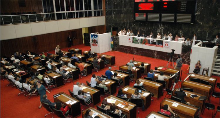 ALMG realiza nesta terça-feira reuniões extraordinárias para votar projeto que antecipa três feriados do Dia de Tiradentes