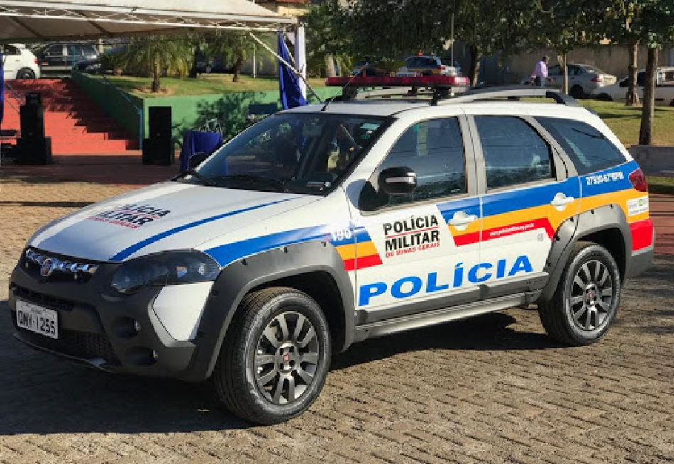 Acidente envolvendo um carro e um cavalo deixa duas pessoas feridas em Nova Serrana