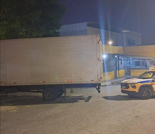 Homem é preso com caminhão adulterado e documento falso na MG-050, em Piumhi