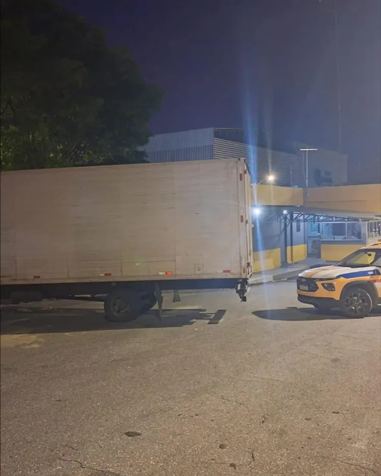 Homem é preso com caminhão adulterado e documento falso na MG-050, em Piumhi