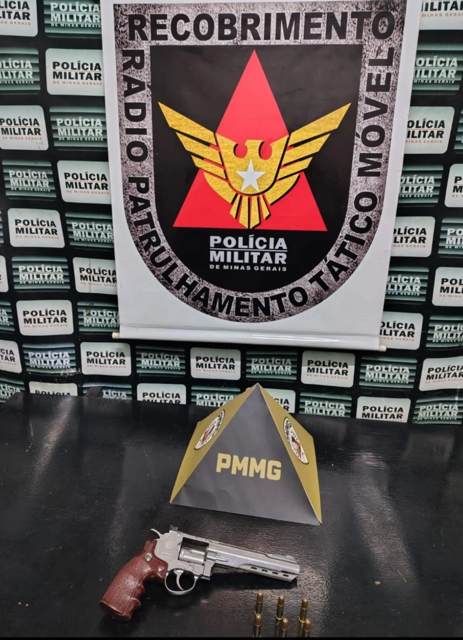 PM prende dois suspeitos após denúncia de ameaça com arma em bar na zona rural de Pará de Minas