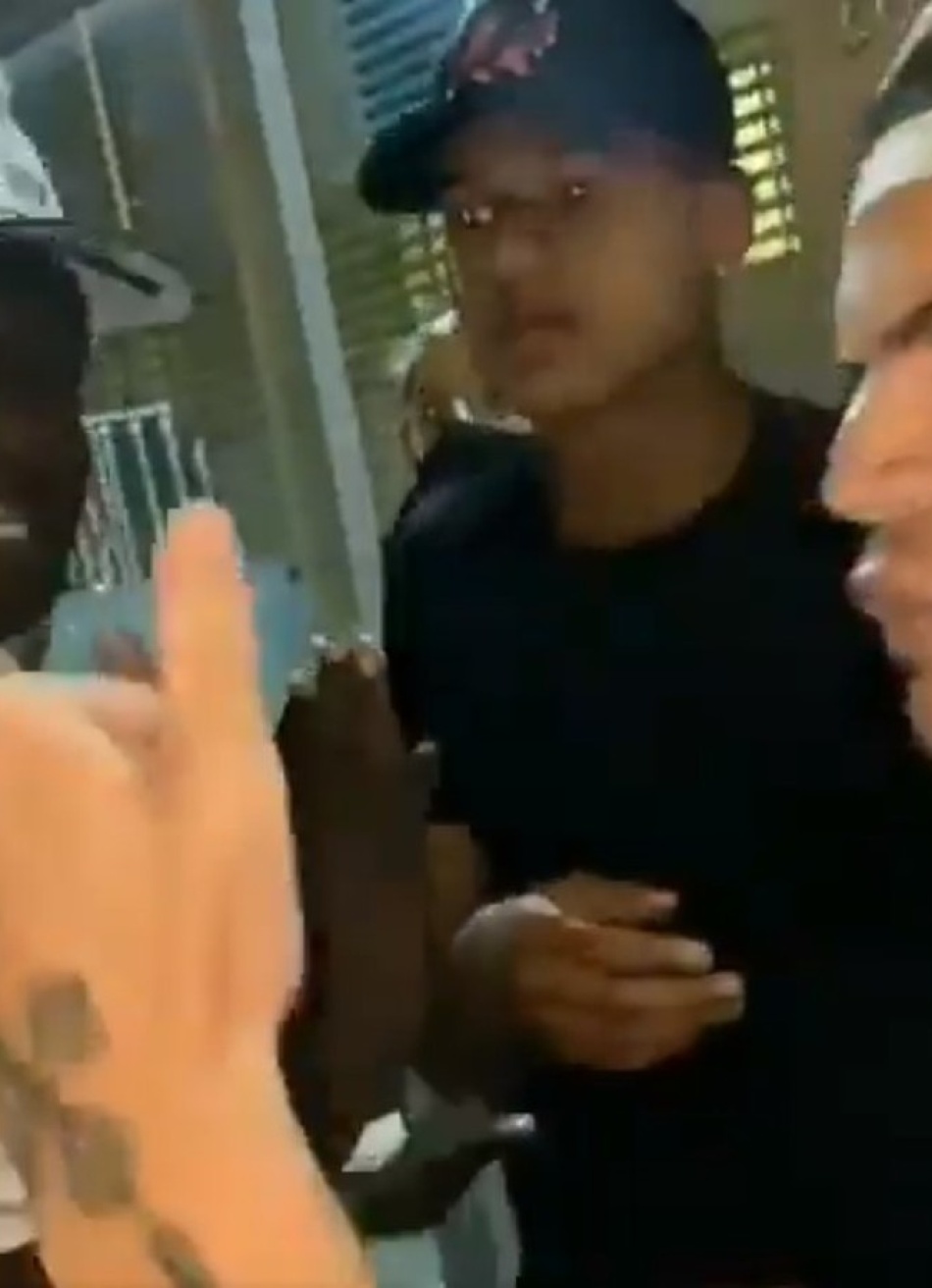 Após surto da Covid-19 no Atlético, Marrony e Borrero são flagrados por organizada do Galo na balada