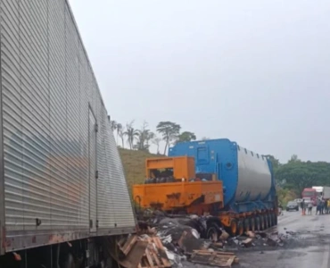 Caminhão colide com carreta na BR-354 e motorista morre em MG
