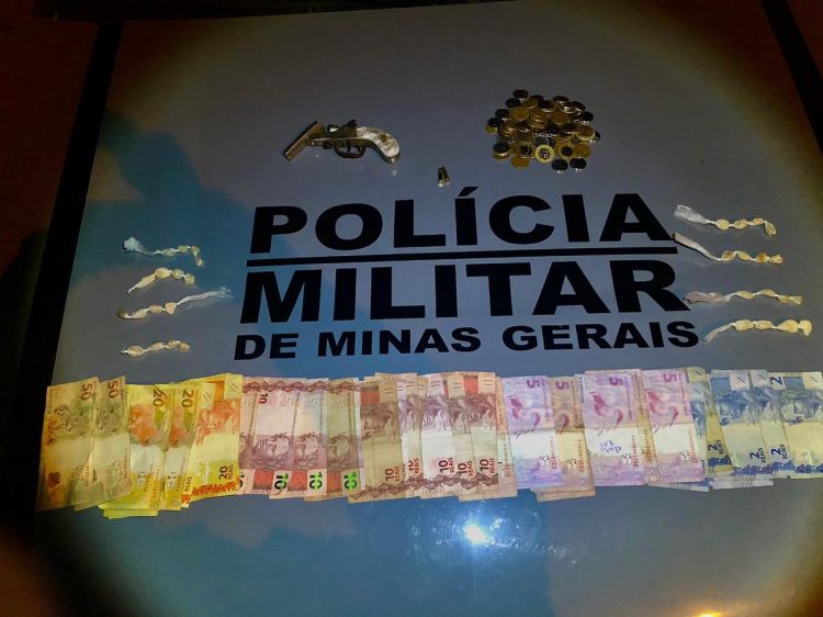 Polícia Militar prende mulher de 39 anos em Divinópolis por tráfico de drogas e porte ilegal de arma