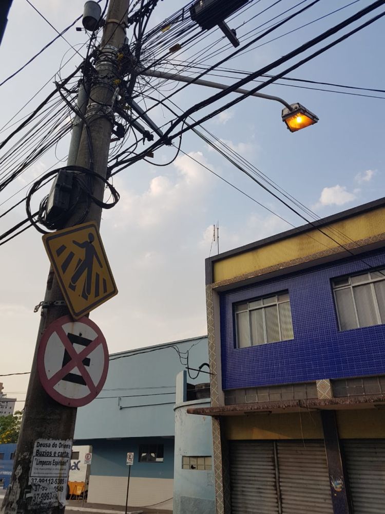 Luz acessa em poste durante o dia causa revolta de moradores no centro de Pará de Minas