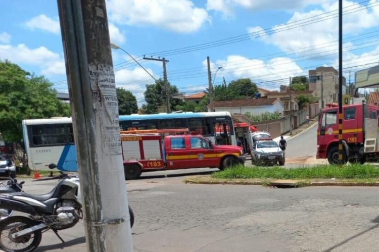 Mulher fica ferida após se envolver com sua moto em um acidente com ônibus na avenida Ronaldo de Castro Alves