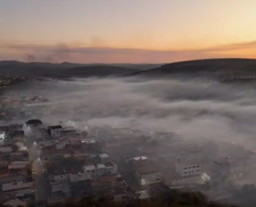 Fumaça cobre Pitangui, que enfrenta múltiplos focos de incêndio; moradores relatam problemas respiratórios