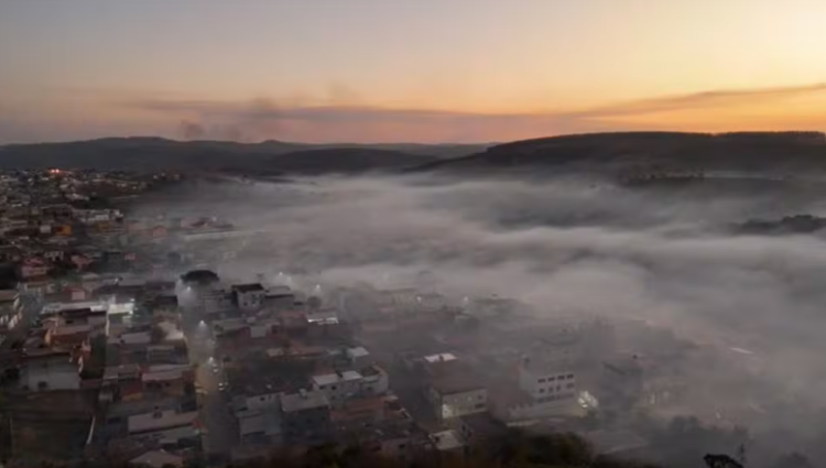 Fumaça cobre Pitangui, que enfrenta múltiplos focos de incêndio; moradores relatam problemas respiratórios