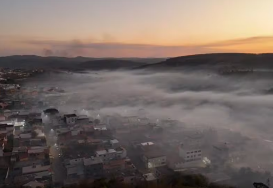 Fumaça cobre Pitangui, que enfrenta múltiplos focos de incêndio; moradores relatam problemas respiratórios