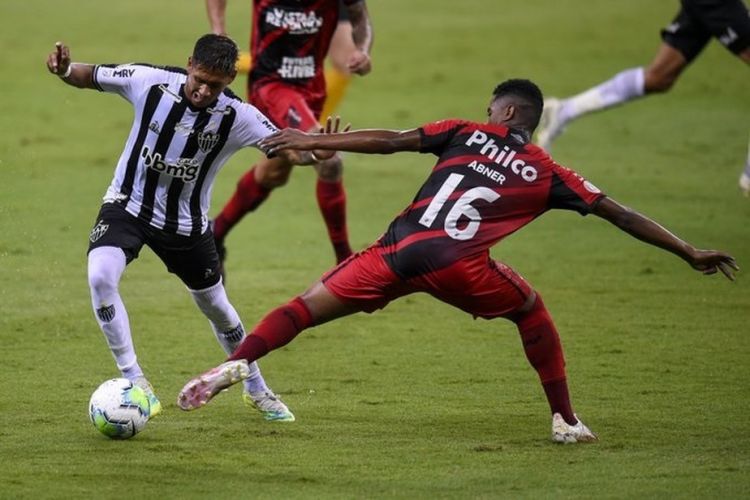 Atlético perde para o Athletico Paranaense e desperdiça chance de abrir cinco pontos na liderança do Brasileirão