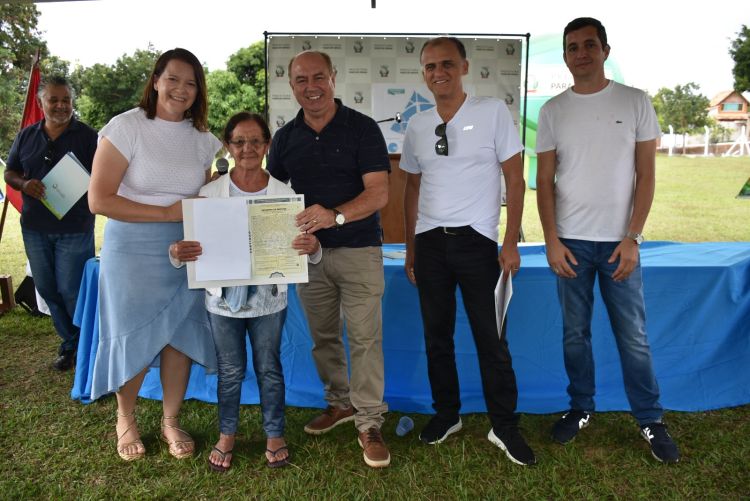 Escritura em mãos: Prefeitura entrega documentação aos moradores de  Bom Jesus do Pará