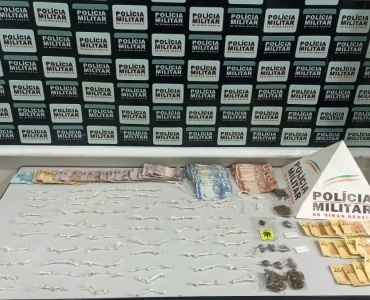 NOVA SERRANA/MG – POLÍCIA MILITAR PRENDE TRÊS HOMENS, INCLUINDO FORAGIDO DA JUSTIÇA, E APREENDE DINHEIRO E GRANDE QUANTIDADE DE DROGAS