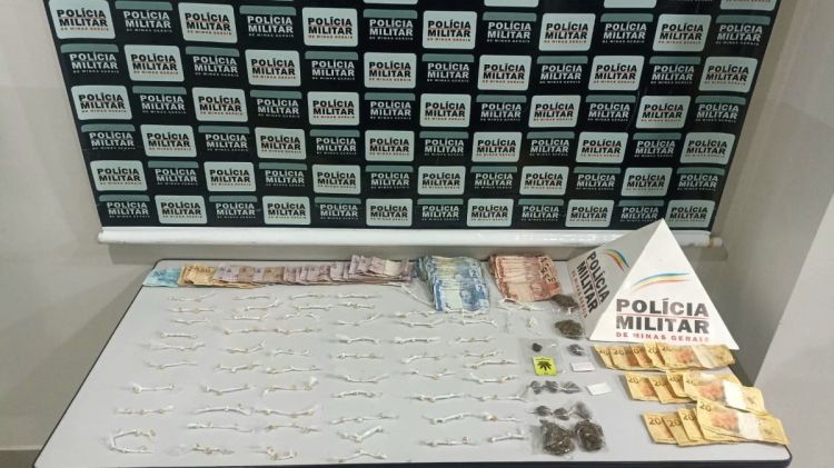 NOVA SERRANA/MG – POLÍCIA MILITAR PRENDE TRÊS HOMENS, INCLUINDO FORAGIDO DA JUSTIÇA, E APREENDE DINHEIRO E GRANDE QUANTIDADE DE DROGAS